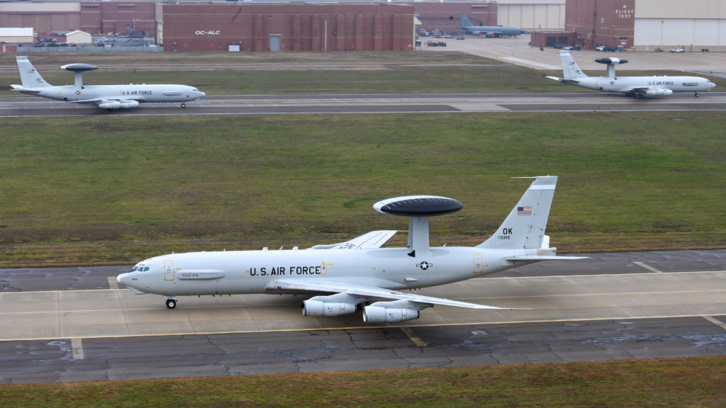 Pratt & Whitney manterá motores TF-33 dos B-52 e E-3C até 2034. Três E-3C da 552nd Air Control Wing da USAF taxiam na Tinker AFB. Eles também empregam os TF-33. Foto: Tinker AFB. 