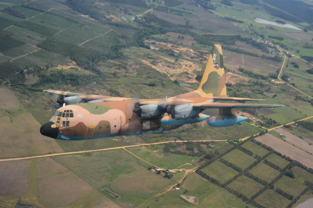 VIDEO - Vuelo en formación de los dos KC-130H Hércules uruguayos.  FAU 595 fotografiado en el vuelo realizado el 22 de marzo (Fotos/videos: FAU).