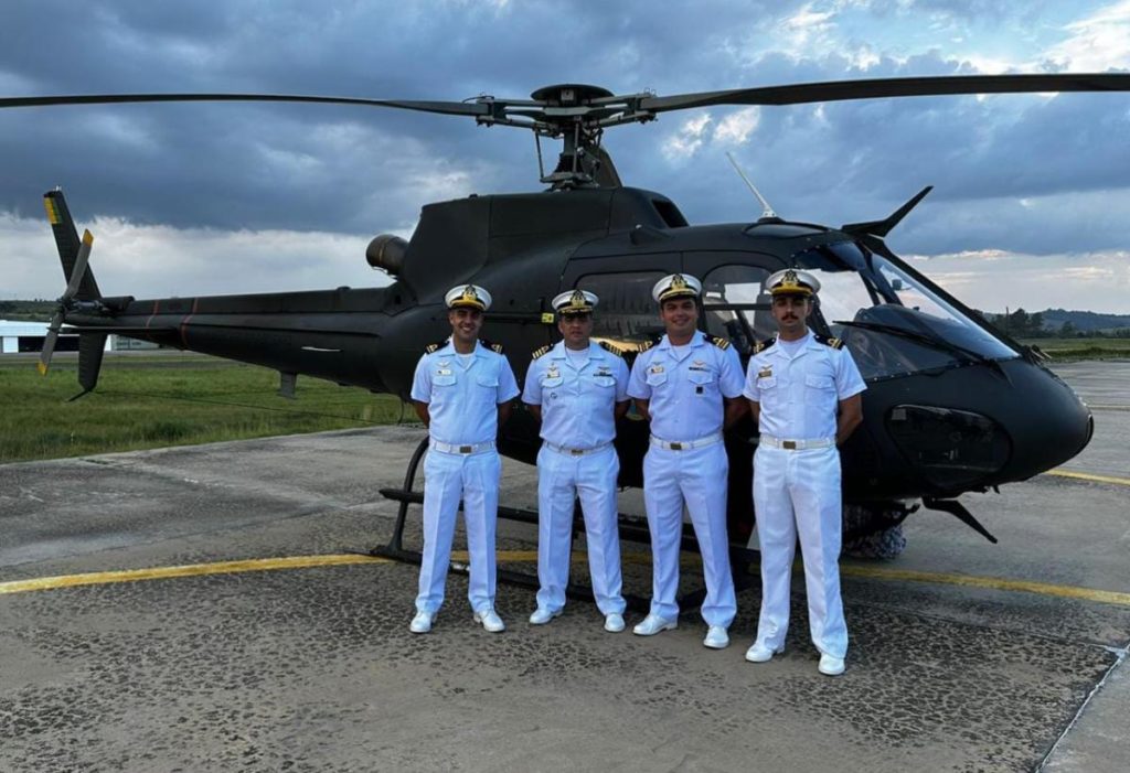 Oficiais da Marinha concluem curso de piloto do Exército Brasileiro (Fotos: MB).