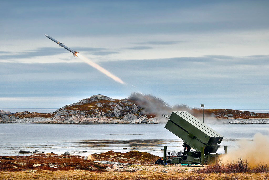 Governo da Noruega adquire mais sistemas de defesa aérea NASAMS. Na imagem um AIM-120 sendo lançado. Foto: Kongsberg.