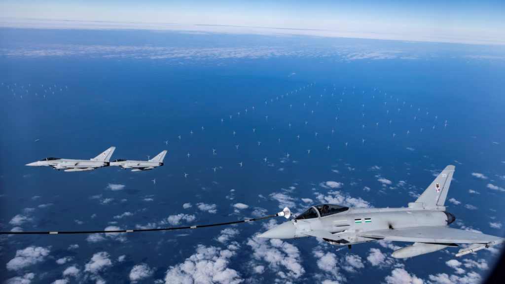 Voyager da RAF reabastece Typhoons com SAF Força Aérea