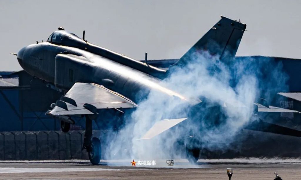 Caças Shenyang J-8 ainda são importantes na defesa aérea chinesa (Foto: GT).