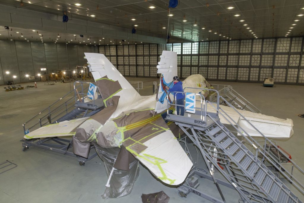 F/A-18D da NASA em processo de pintura na USAF (Foto: NASA).