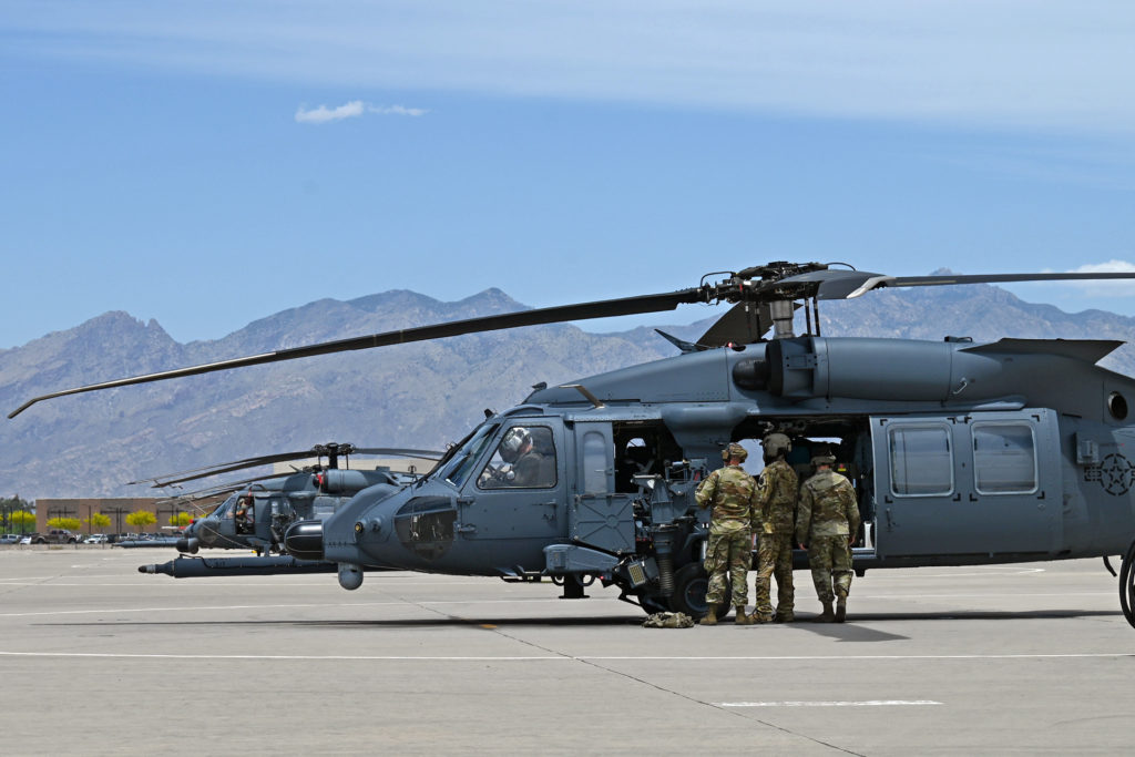 Sikorsky: US$ 650 milhões para atualizar os HH-60W. Dois HH-60W do  55th Rescue Generation Squadron em Davis-Monthan Air Force Base, Ariz., em 3 de maio de 2023. Foto: USAF/Airman 1st Class Paige Weldon.