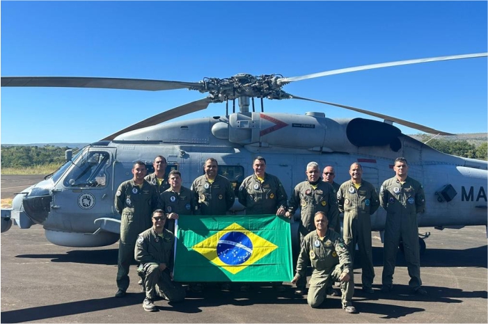 Escuadrones de Aviación de la Armada realizan vuelo de graduación con NVG (Fotos: MB).