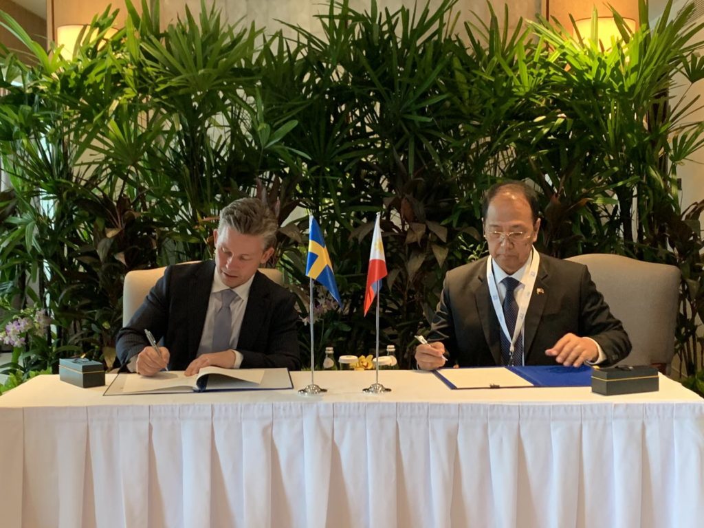 Saab Gripen mais perto das Filipinas? O ministro da Defesa sueco, Pål Jonson, e o subsecretário sênior do Departamento de Defesa Nacional filipino, Carlito Galvez Jr., assinam o MOU (Foto: DND)