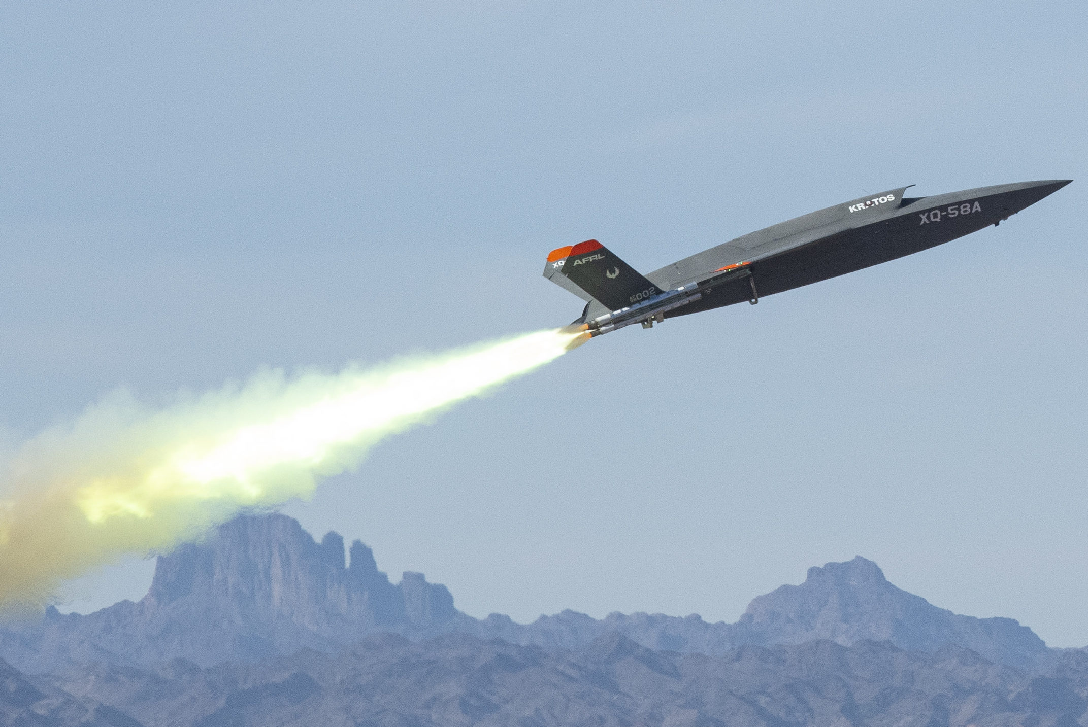 XQ-58 tendrá un piloto gestionado por Inteligencia Artificial.  El XQ-58A Valkerie se lanza desde Yuma (Foto: USAF/Sgt. Joshua King).