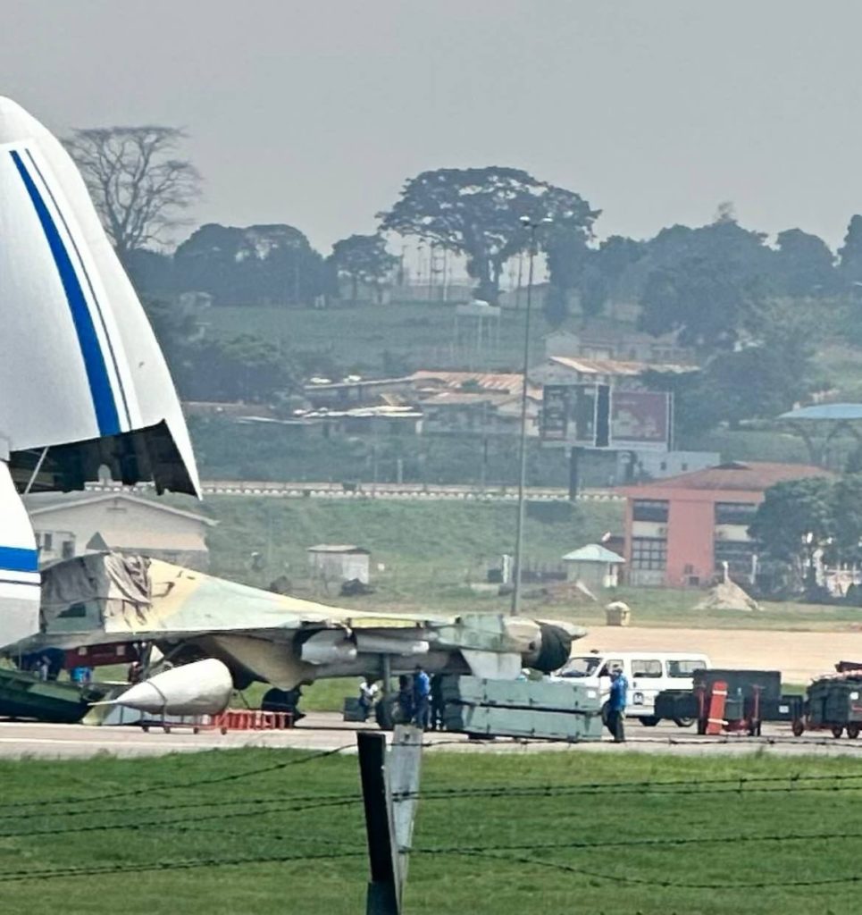 Embarque dos Su-30MK da UDPF no An-124 (RA-82030) em Entebbe (Foto: @Hajun_BY).