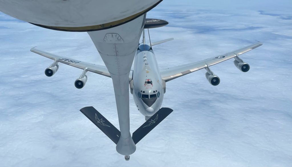 USAF utiliza serviço de REVO comercial pela primeira vez. E-3 Sentry USAF 73-1675 se aproxima para o REVO com o KC-135 da Metrea (Fotos: MSM).