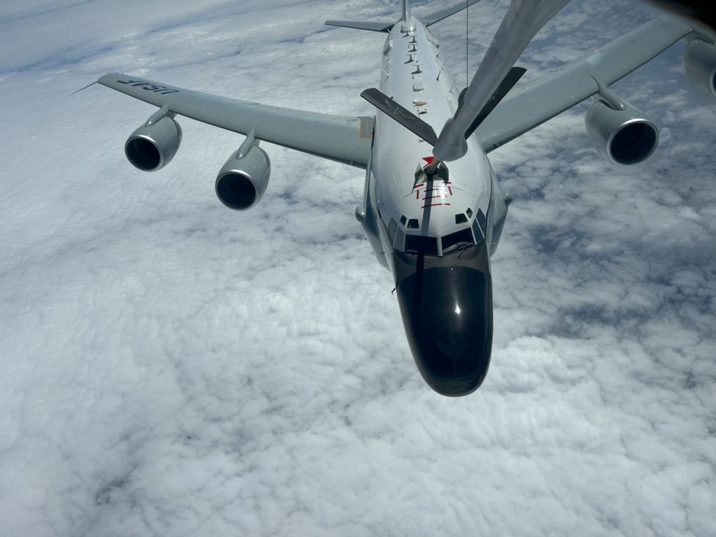 RC-135 Rivet Joint "revoando" com o KC-135R da Metrea (Fotos: MSM).