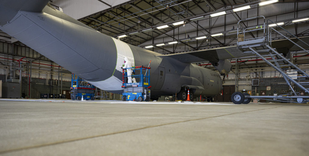 La USAF aplica franjas D'Day a los C-130J de Ramstein (Fotos: USAF/Ramstein AFB).