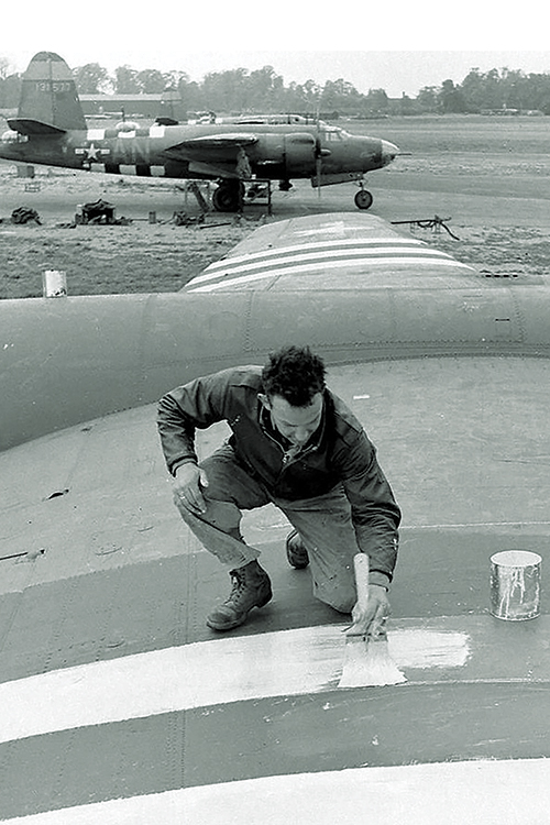 Personal militar pintó las alas de los bombarderos B-26 Invader durante la Segunda Guerra Mundial (Foto: Colección Life).