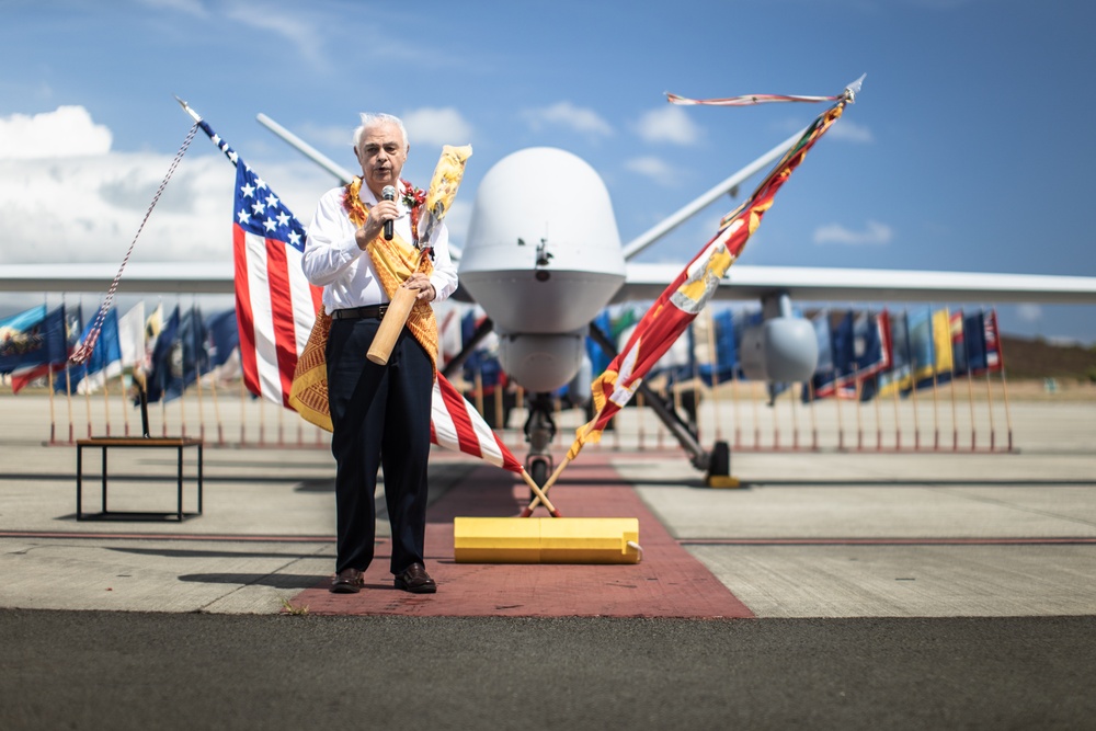 El presidente del Club Cívico Hawaiano de Koolau Poko, Kahu Charles Naumu, da una bendición hawaiana al MQ-9 durante una ceremonia en el Escuadrón 3 de vehículos aéreos no tripulados de la Marina (VMU-3) en la Estación Aérea del Cuerpo de Infantería de Marina Kaneohe Bay el 2 de agosto de 2023. : USMC/Cpl .Christian Tofteroo).