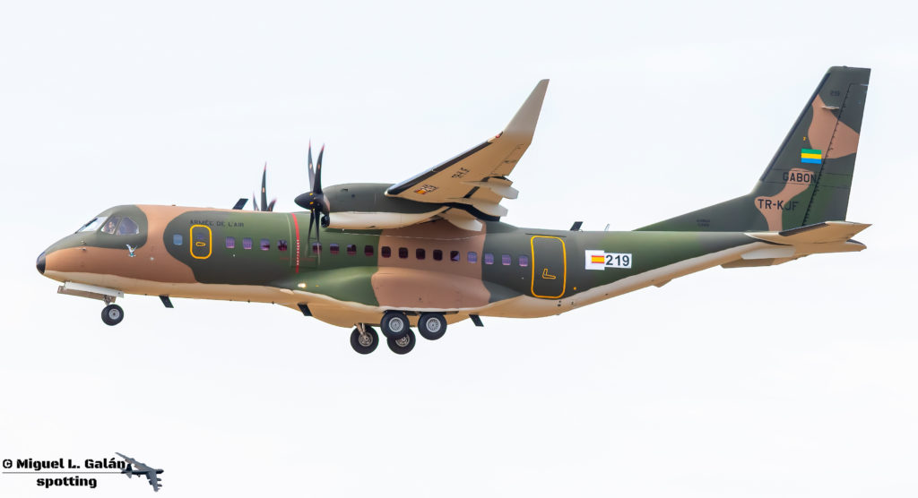 Gabão recebeu novo Airbus C295W dias antes do golpe de estado. Fotografia do TR-KJF durante o voo de testes na Espanha (Foto: Miguel L. Galán)