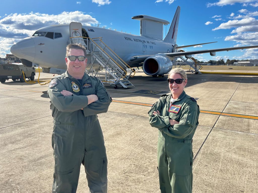RAF: E-7 Wedgetail alcanza otro nuevo objetivo.  RAAF E-7 en Nellis.  La comandante de ala Sarah McDonnell frente a un RAAF E-7.  Foto: RAAF.