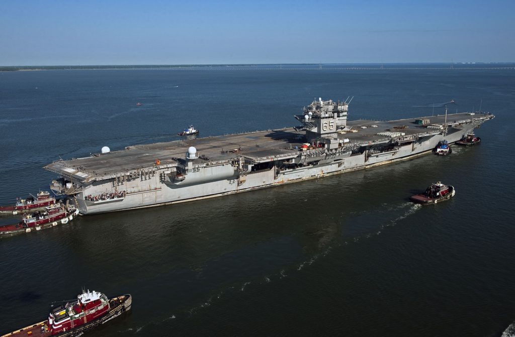 US Navy vai "desmanchar" o USS Enterprise CVN-65. O USS Enterprise (CVN 65) na sua viagem final para Newport News Shipbuilding em 2013. Foto: US Navy/John Whalen.