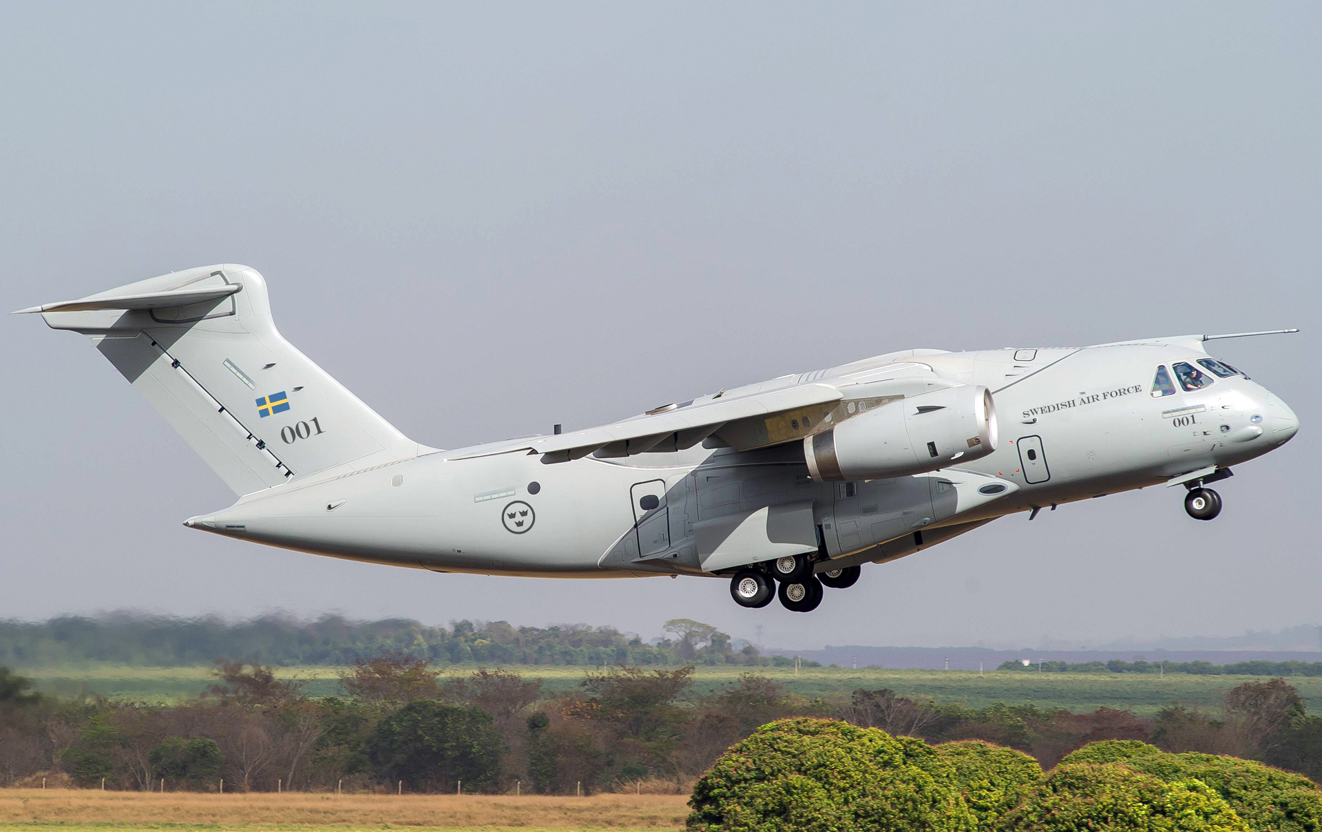 Ministra da Defesa elogia projeto do avião militar KC-390 e