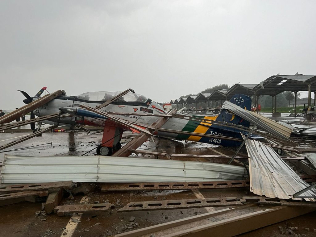 IMAGENS: forte temporal em SP destrói aeronaves e estruturas na AFA (Fotos: Redes Sociais).
