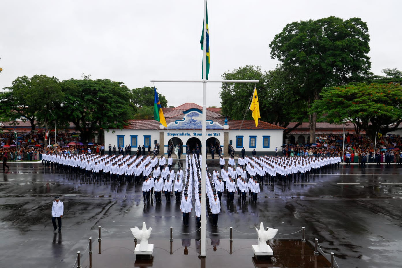 Escola de Especialistas de Aeron utica forma 397 novos Sargentos