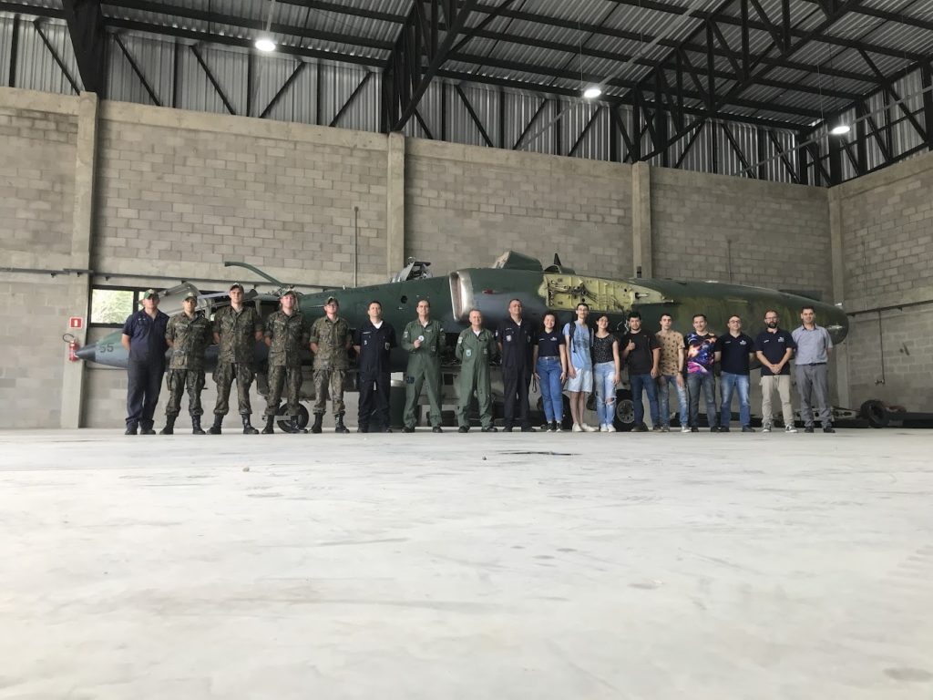 Equipe que participou do translado do A-1B FAB 5556. Foto: UFSM.