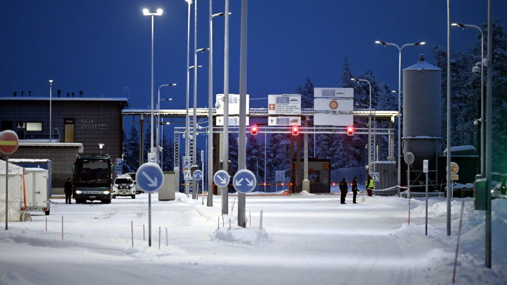 Toda a fronteira oriental da Finlândia será fechada. Posto de fronteira terrestre de Raja-Jooseppi foi o primeiro a ser fechado dia 30/11. Foto:  Emmi Korhonen/Lehtikuva.