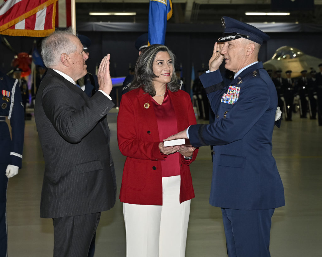 General Allvin realizando seu juramento em Andrews AFB (Foto: USAF/Eric Dietrich).
