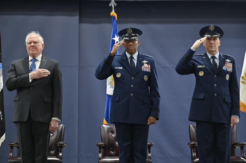 Secretário Frank Kendall; General CQ Brown, Jr; e General David W. Allvin (Foto: USAF/Eric Dietrich).