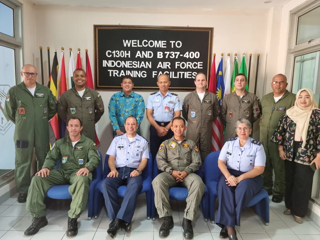 FAB encerrou treinamento em simulador de C-130 na Indonésia (Fotos: FAB).