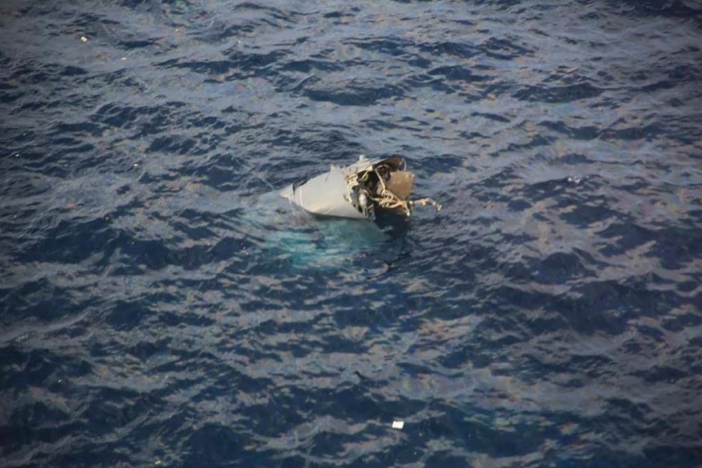 Destroços do MV-22B da USAF que se acidentou no Japão. Foto: Guarda Costeira do Japão.