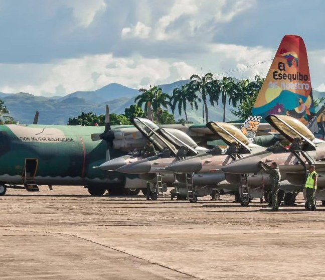 Venezuela cria campanha midiática para justificar a invasão da Guiana. C-130 também foi adornado com o slogan Venezuela Toda. Foto: Via "X".