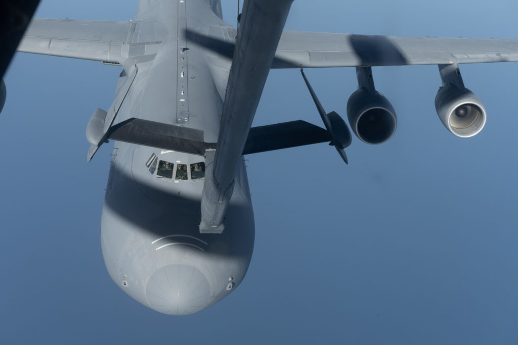 USAF testa REVO reverso! C-5A do 22nd AS revoa com o KC-10A do 70th ARS em uma a transferência de combustível reverso. Foto: USAF/Sgt. Traci Keller.