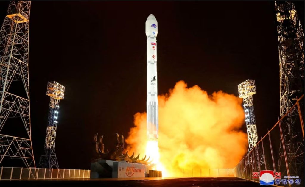 Coreia do Norte diz que interferência nos seus satélites é uma declaração de guerra. Imagens do lançamento do foguete que transportou o satélite Malligyong-1 em 21 de novembro (Fotos: KCNA via Reuters).