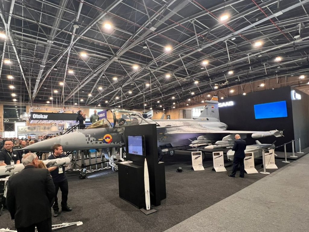 Saab apresentou mock-up do Gripen E colombiano na ExpoDefensa 2023 (Foto: Saab).