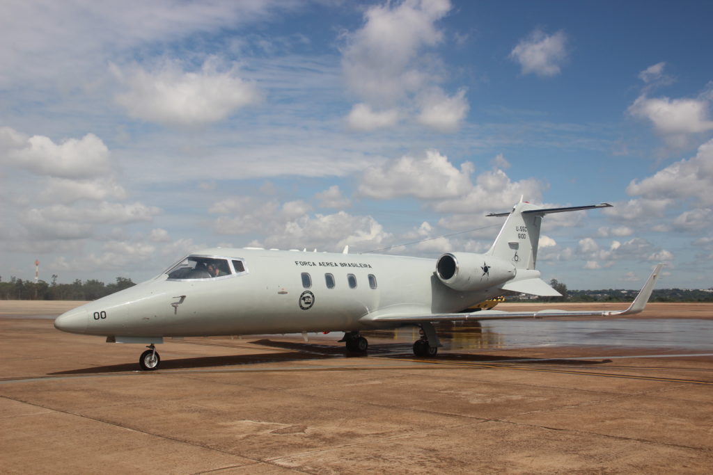 FAB entrega su único Learjet 55C al gobierno de Mato Grosso do Sul. FAB 6100 en operación para la sexta ETA en 2018 (Foto: FAB).
