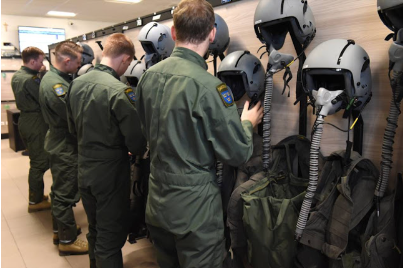 Los cadetes suecos comienzan a entrenar en el 61º Stormo en Galatina. Futuros pilotos de combate suecos en la sala de equipos de vuelo del 214º Grupo AMI. Foto: AMI.