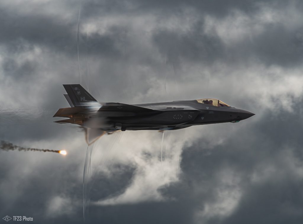 US DoD condece contrato para o sismtea de flare do F-35. Um F-35A Lightning II libera um flare enquanto está invertido sobre a Base Aérea de Hill, Utah, durante um treino de demonstração em 10 de fevereiro de 2020. Foto: DVIDS.