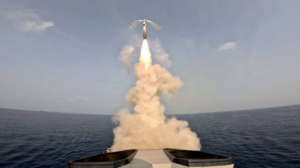 Marinha Indiana testa BrahMos com alcance de 900 km. Marinha Indiana testa com sucesso míssil BrahMos com alcance estendido de 900 km. Foto: DRDO.