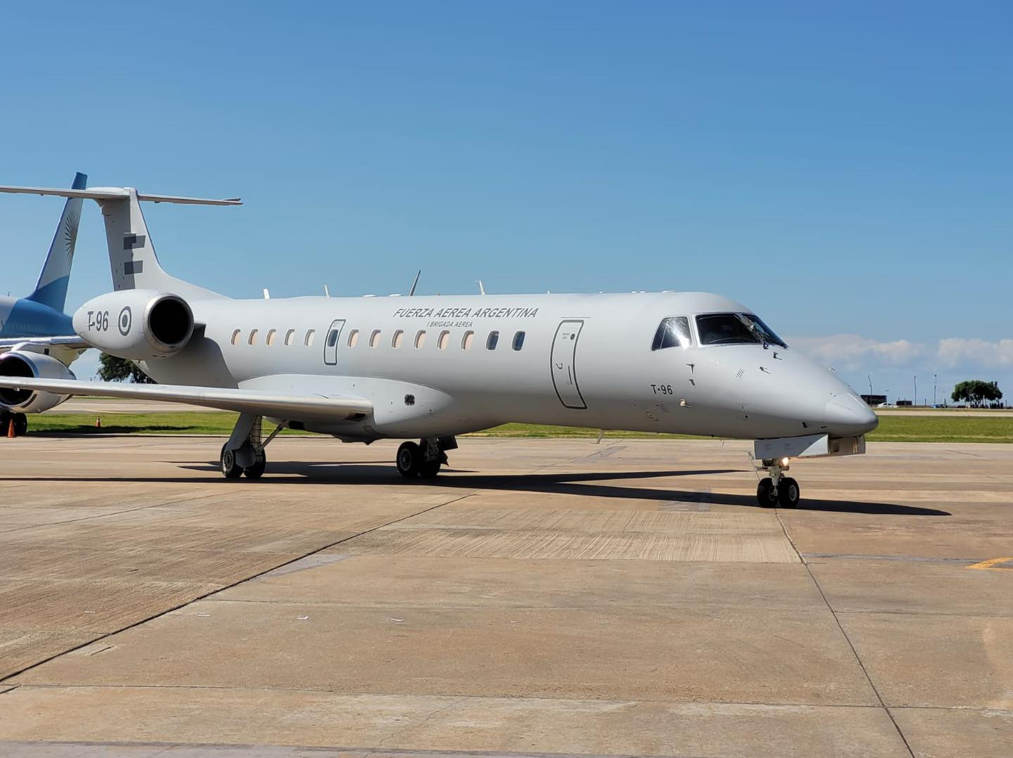 Segundo ERJ-140 da Força Aérea Argentina chegou em Buenos Aires » Força Aérea