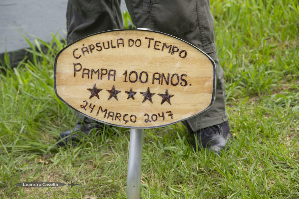 Esquadrão Pampa rumo aos 100 anos! Placa do local onde está posta a cápsula do tempo. Foto: Leandro Casella.
