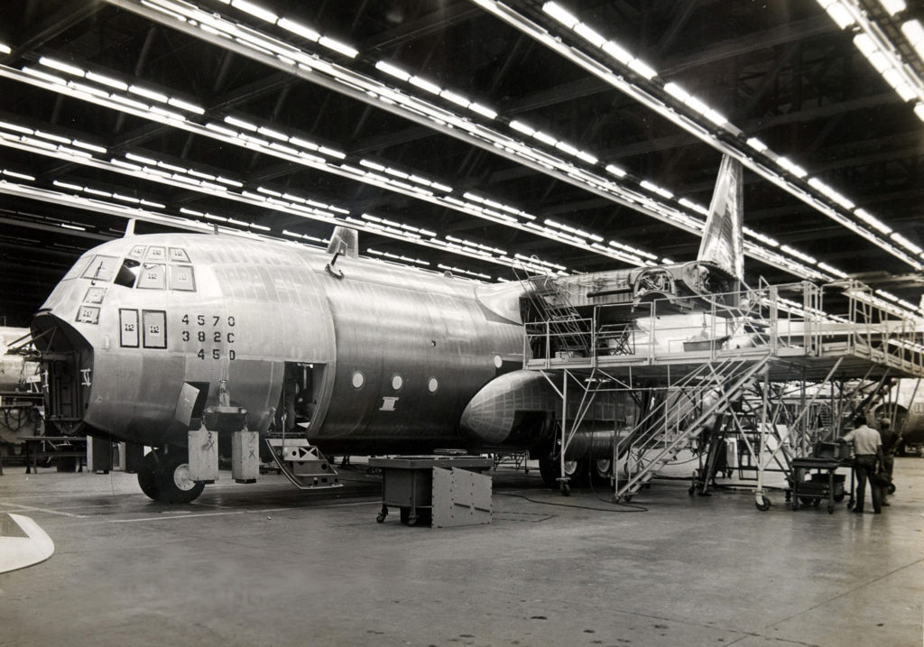 O Lockheed 382C número de linha 450 e de construção 4570 na linha de montagem em Marietta – Geórgia. Ele seria o primeiro C-130H brasileiro, o FAB 2463. Foto: Lockheed Martin.