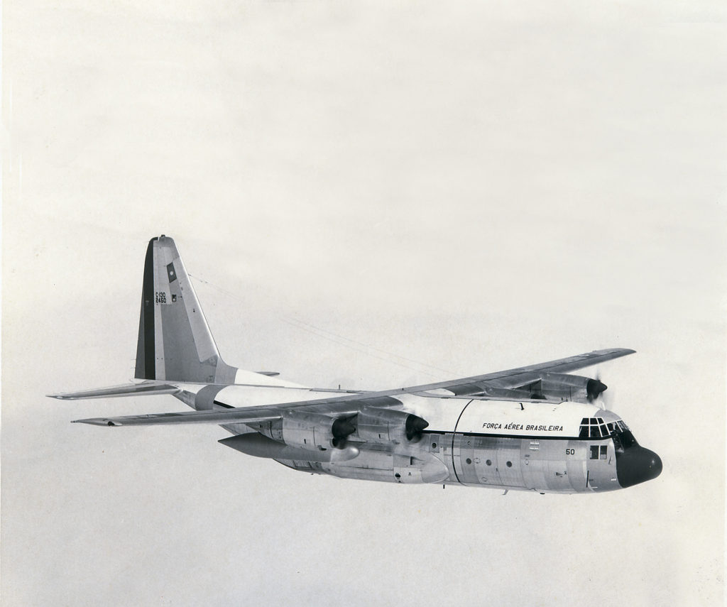 O C-130E FAB 2450 foi o primeiro Hércules Brasileiro. Entregue em 1964, ele protagonizou a primeira volta ao mundo de uma aeronave da FAB em setembro de 1966. Foto: Lockheed Martin.