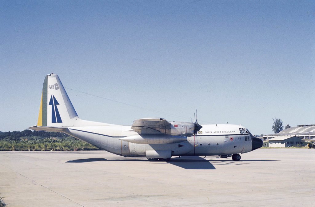 Durante muitos anos os C-130 com a grande “seta azul na deriva” – que representa “1/1 estilizado” foi sinônimo de Hércules na FAB. Na foto o C-130E FAB 2456 no Galeão, lardo do 1º/1º GT. Foto: Arquivo Action Editora.