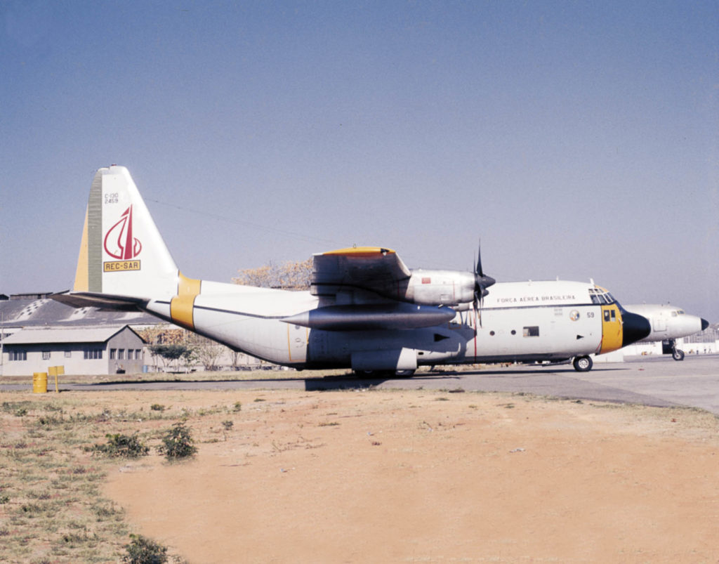 Dos 29 C-130, três eram especiais: os FAB 2458, 2459 (foto) e 2460. Eles eram do modelo SC-130E dedicados a missão SAR e de reconhecimento fotográfico. Ainda na Lockheed, o 2459 é visto nas cores do 1º/6º GAV, com o primeiro padrão SAR usado na FAB. Foto: Arquivo Action Editora.