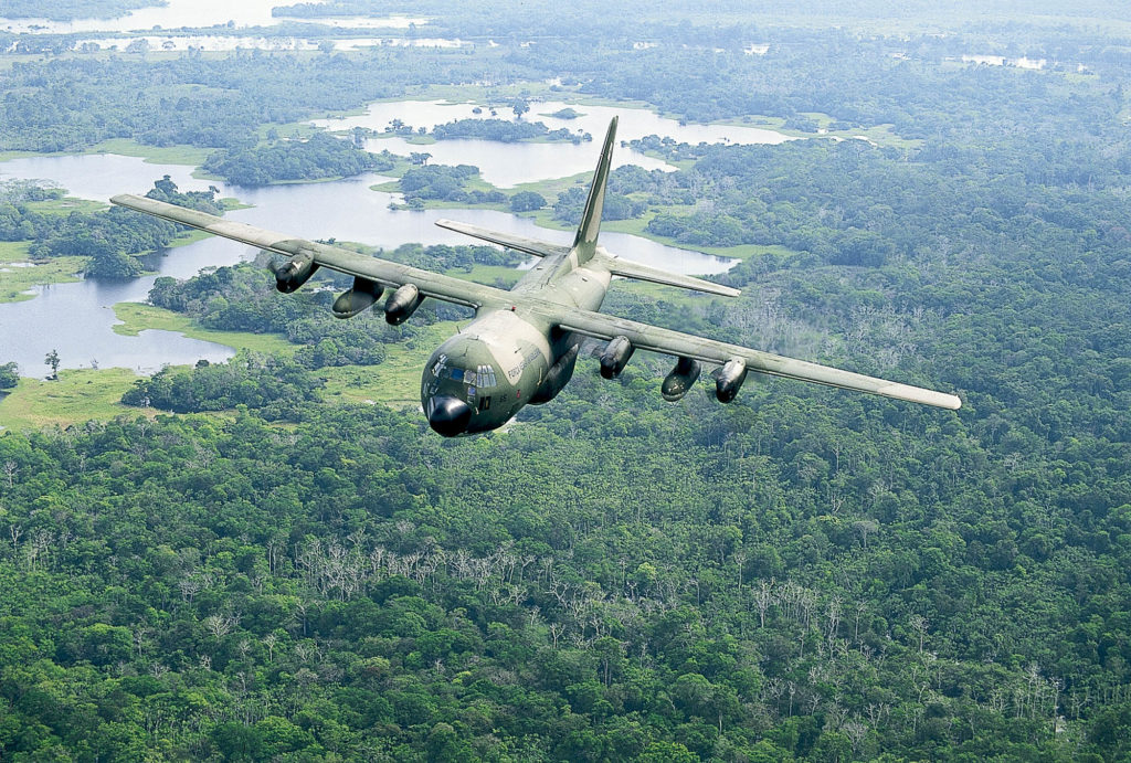 Um C-130H do Galeão visto sobre um de seus habitats naturais: a Amazônia. Os C-130 foram responsáveis por suprir a região norte ao longo de décadas. Foto: Carlos Lorch.