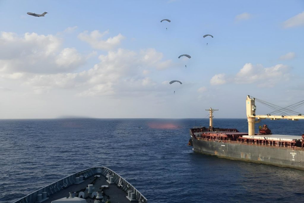 Forças Especiais da Índia recuperam navio cargueiro das mãos de piratas somalis (Fotos: Marinha Indiana).