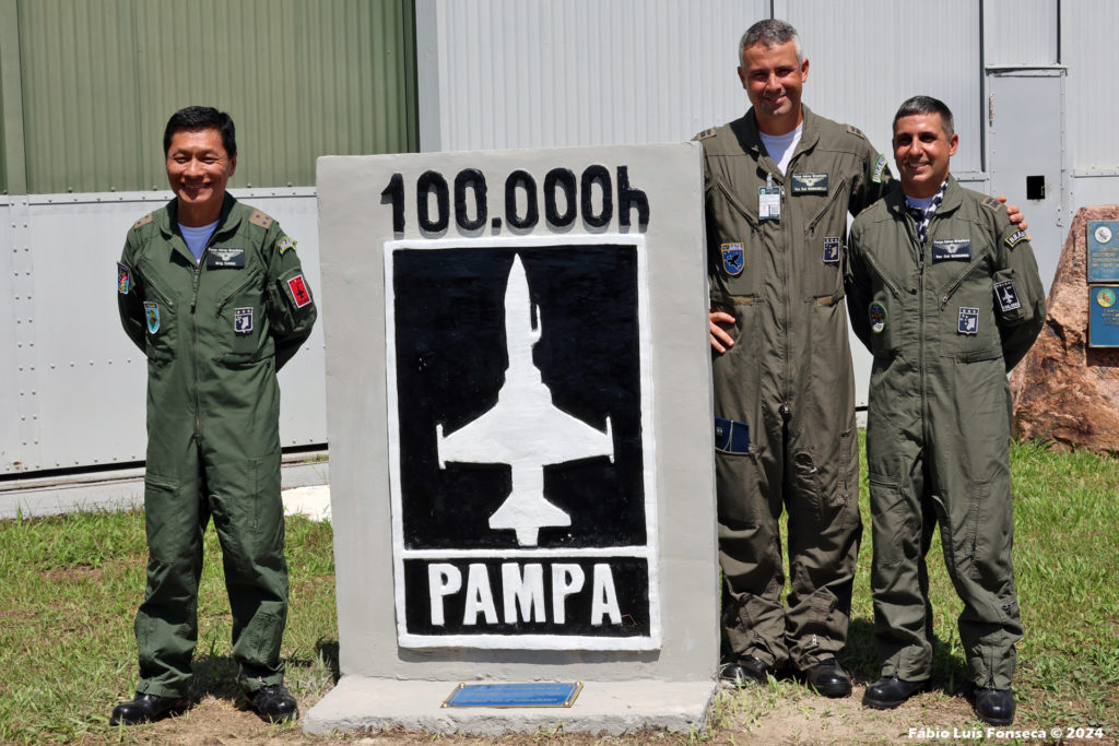 Maj Brig Dang, Ten Cel Av Romanelli e o Ten Cel Navarro ao lado do monumento alusivo Às 100 mil horas de voo com F-5 no Pampa (Foto: Fábio Luís Fonseca).