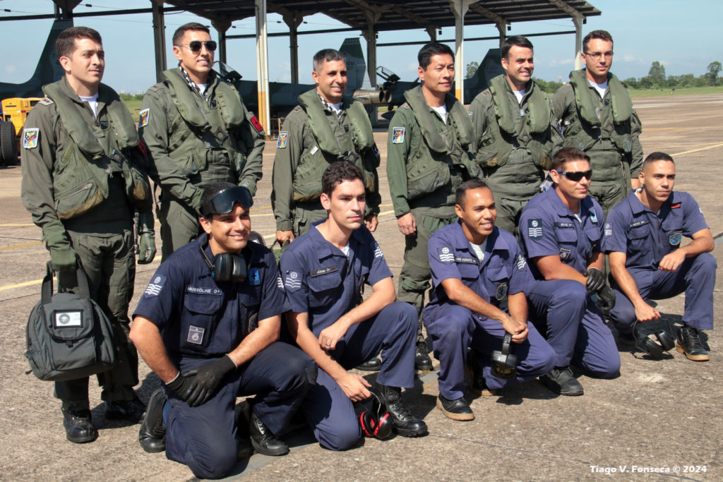 Antes da decolagem, os pilotos do voo comemorativo posam para fotos juntamente com os mecânicos do Esquadrão (Foto: Tiago V. Fonseca).