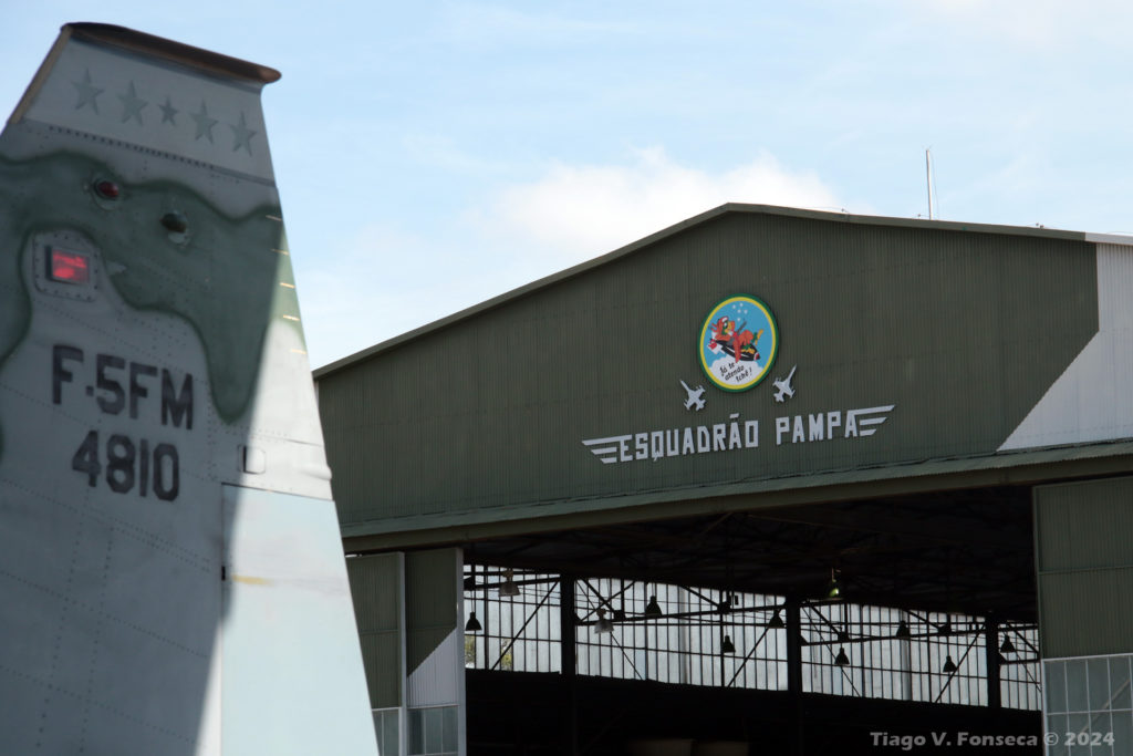 F-5FM (biplace) FAB 4810 em frente ao hangar do "Catorze" (Foto: Tiago V. Fonseca).