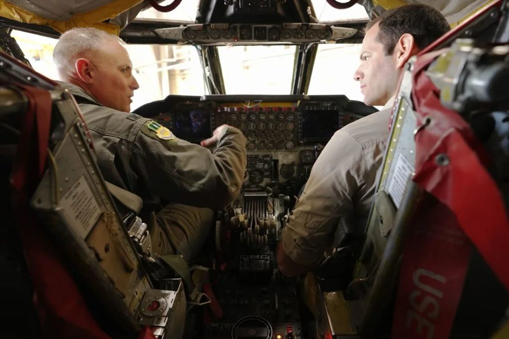 Vídeo - CNN acompanha missão de 33 horas de voo a bordo de um B-52H da USAF (Fotos: CNN/USAF).