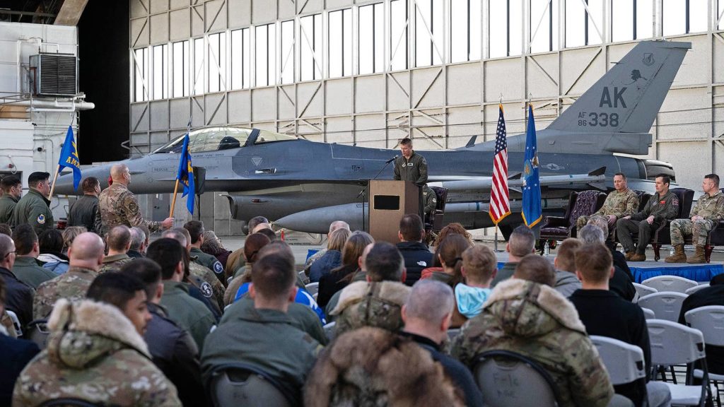 Cerimônia de ativaçao do 18th FIS em Eielson em 18 de março com um F-16C já sem as cores agressoras. Sinal dos tempos e de nova missão. Foto: USAF.